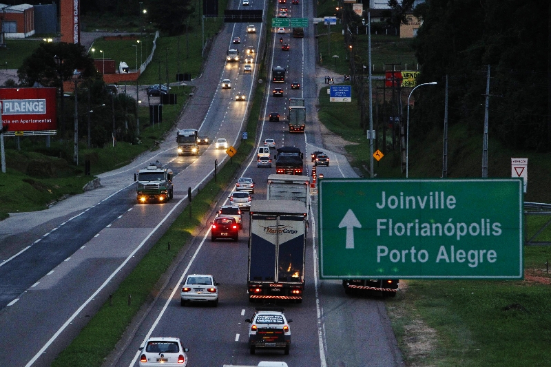 Em um ano, das 5.380 infrações, só 166 foram pagas | Daniel Castellano/ Gazeta do Povo