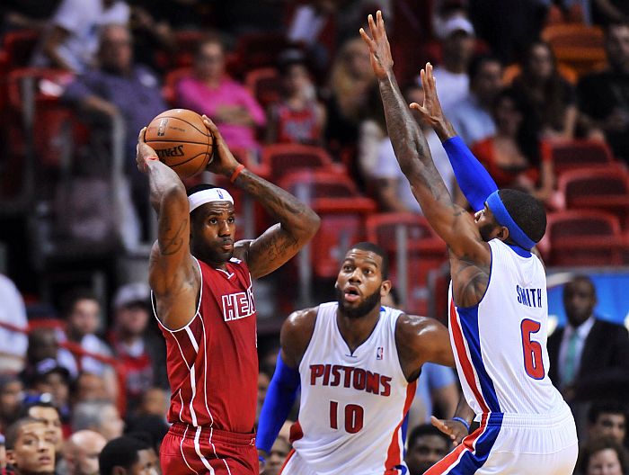 LeBron James foi o cestinha da partida, não não conseguiu impedir a derrota do Miami Heat para o Detroit Pistons | Steve Mitchell / Reuters