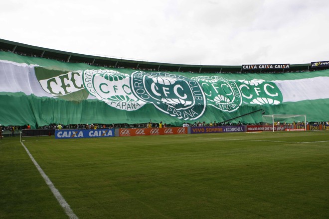 Faixa gigante com antigos símbolos do Coritiba tomaram conta das arquibancadas |