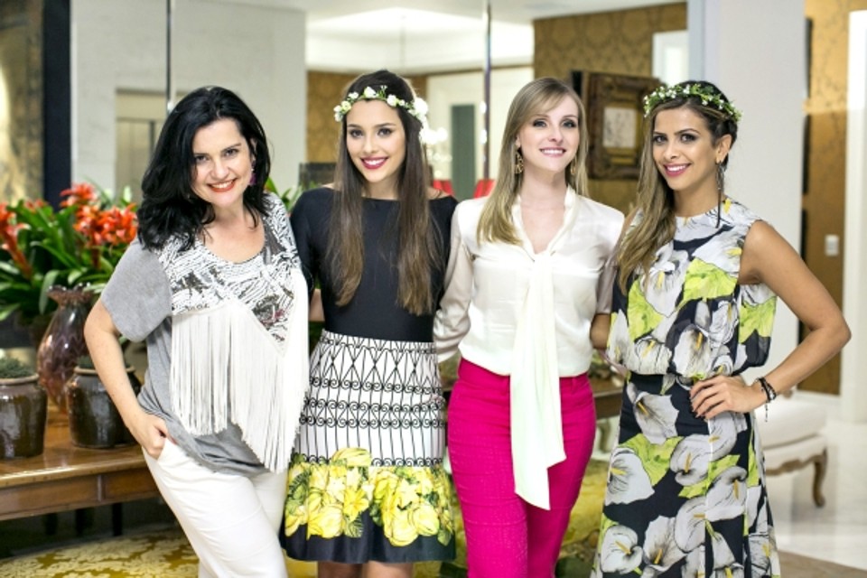 A blogueira de moda Caroline Teixeira (última à dir.) abriu sua casa na quinta-feira para receber 20 amigas, que foram conhecer em primeira mão o Vivo V, novo serviço da operadora de telefonia celular, voltado para o público com perfil premium. Também na foto, Ana Lucia Firmino (à esq.), da Zambon Inc, agência de eventos da Vivo, Bruna Garcia e Ana Cançado Stephanes | Diego Pisante