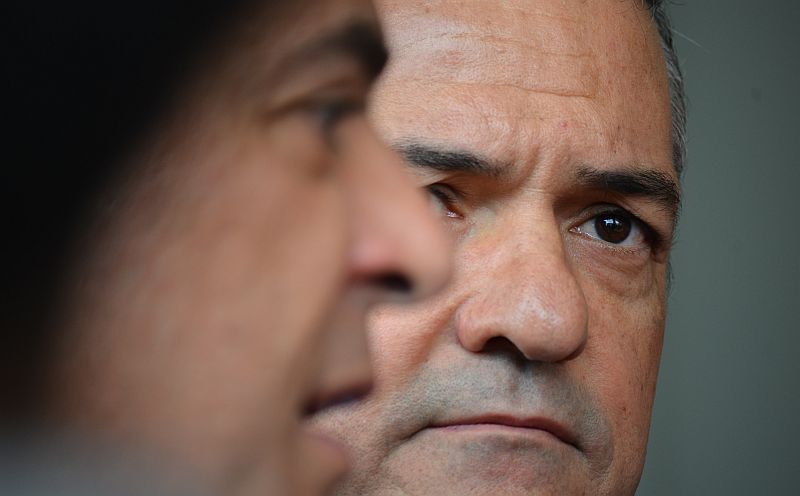 O secretário de Segurança Pública, Cid Vasques, ao lado do governador Beto Richa (de perfil), durante cerimônia de entrega de viaturas à Polícia Militar | Felipe Rosa/Tribuna do Paraná