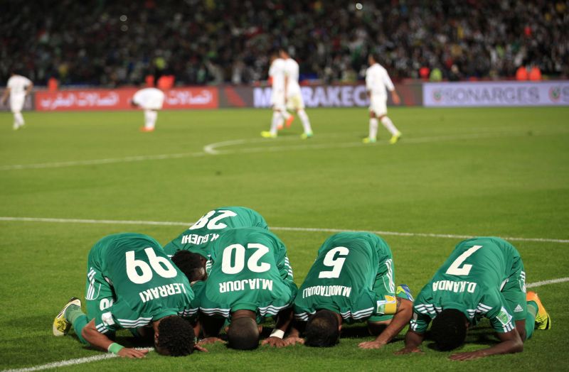 Jogadores do Raja comemoram o gol de pênalti de Moutaouali (número 5), segundo na vitória sobre o Galo | Amr Abdallah Dalsh / Reuters
