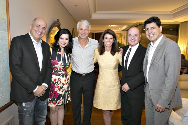 O casal Daniele e Pedro Caron (ao centro) com o arquiteto Jayme Bernardo (à esq.), Ana Luiza Zambon Firmino (de vestido estampado), o artista plástico Carlos Eduardo Zimmermann e o diretor territorial Paraná e Santa Catarina da Vivo, Jackson Rodrigues | Diego Pisante