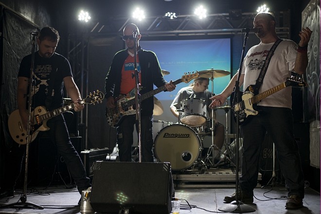 92 Graus: Na última sexta-feira, 6, o 92 Graus completou 22 anos. Desde daquele dezembro de 1992 até hoje, o palco já recebeu cerca de dez mil espetáculos. Teve de tudo: do pop ao metal mais agressivo, do reggae ao indie. Em especial, muito punk, hardcore e psychobilly. Desde bandas estrangeiras importantes (Fugazi, Man or Astroman? e Toy Dolls) até a 