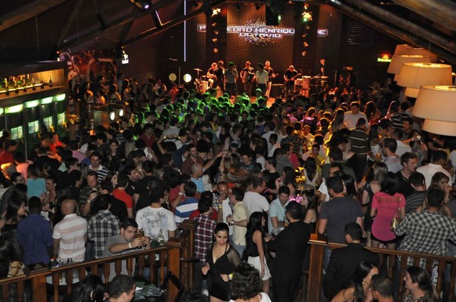 HoldEm Country: Em 2010, os sócios da maior casa de samba da cidade  a Aos Democratas  abriram uma balada sertaneja na Rua Bispo Dom José. 