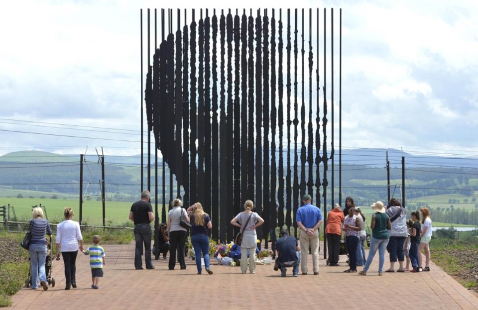 Visitantes observam o monumento que marca o local em que o ex-presidente sul-africano foi capturado em Howick, na província de KwaZulu-Natal | Reinhardt Hartzenberg/Reuters
