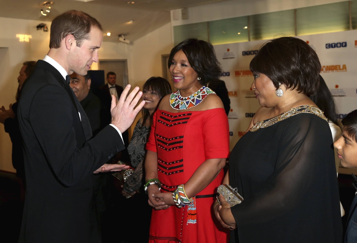 William cumprimenta a filha de Nelson Mandela, Zindzi (à dir.) na entrada da estreia do filme sobre o líder sul-africano | Reuters/Chris Jackson/Compartilhamento