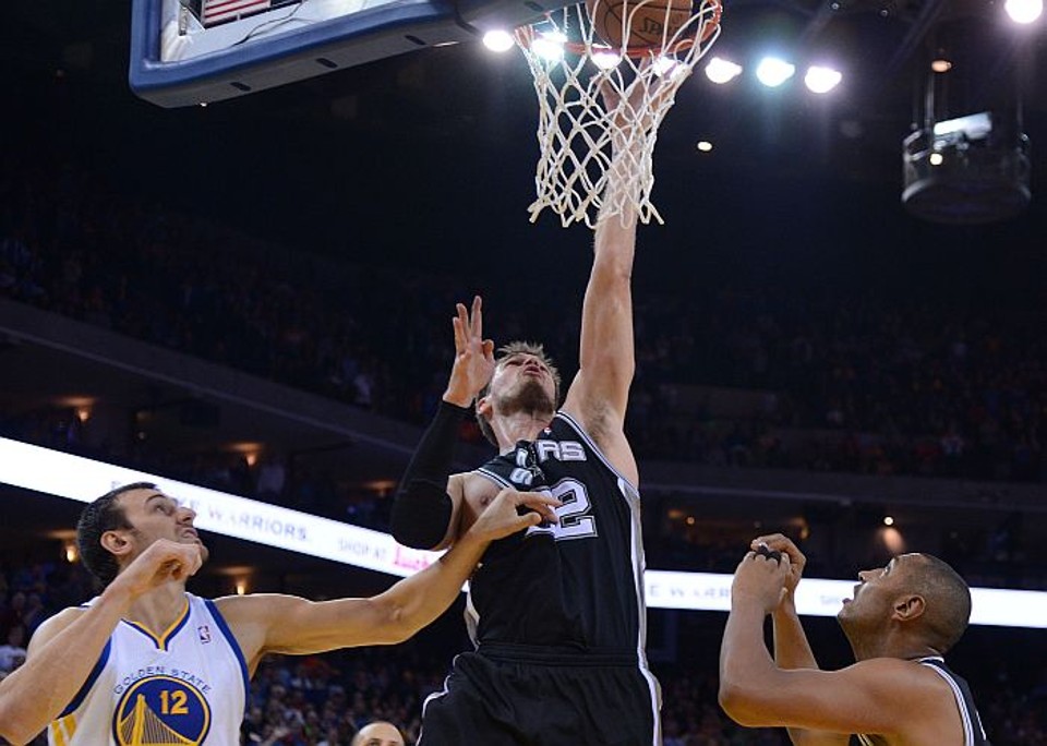 Splitter faz cesta da vitória apertada do Spurs sobre o Warriors Tiago Splitter aproveita rebote e marca a cesta da vitória do San Antonio Spurs sobre o Golden State Warriors | Kyle Terada / Reuters
