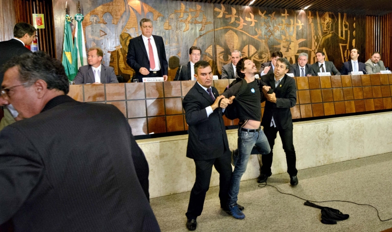 Manifestante de movimento contra a corrupção é retirado à força do plenário da Assembleia, durante sessão da CPI |
