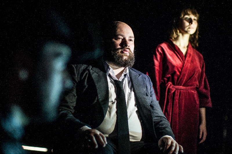 Gafanhoto, no alto, abre a mostra hoje à noite, com direção de Don Correa | Divulgação