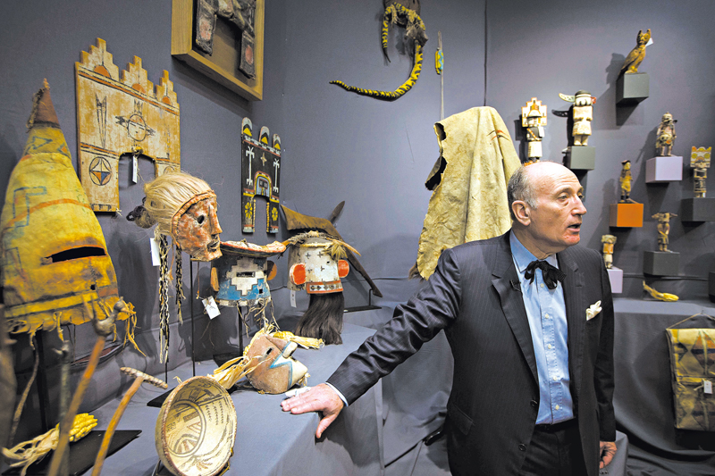 Alain Leroy, dono da casa de leilões EVE, com artefatos indígenas norte-americanos | Joel Saget/Agence France-Presse Getty Images