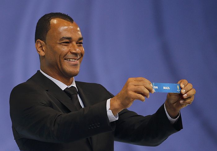 Capitão do penta, Cafu mostra o nome do Brasil no sorteio da Copa | Reuters