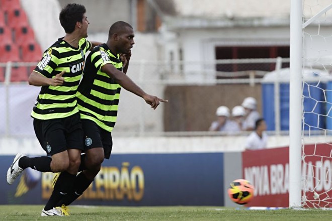Luccas Claro e Leandro Almeida celebram o gol da vitória coxa-branca | 