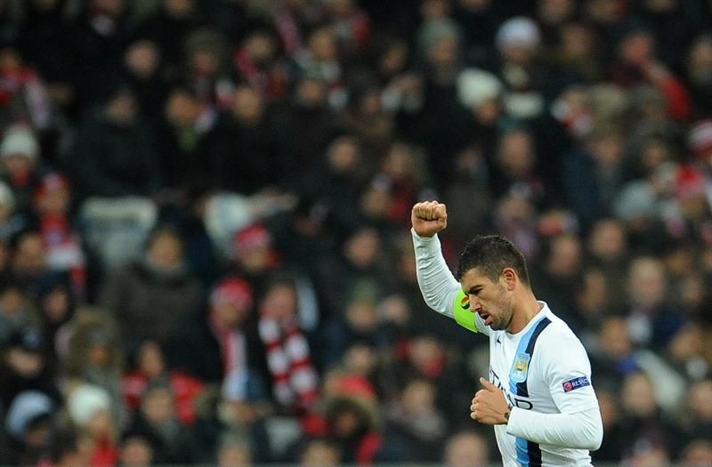 O capitão do Manchester City, Aleksandar Kolarov, comemora o gol de pênalti que empatou a partida em Munique | Andreas Gebert / EFE