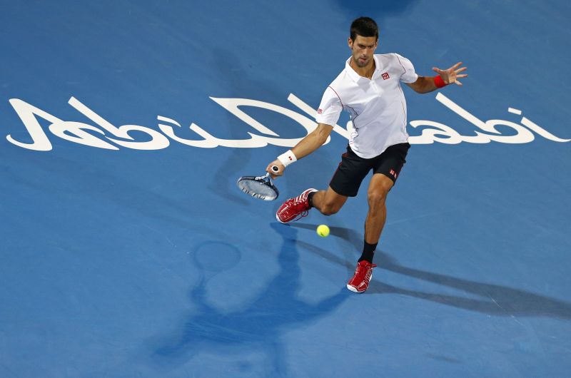 Novak Djokovic rebate bola na vitória sobre Jo-Wilfried Tsonga nesta sexta-feira em Abu Dabi | Ahmed Jadallah / Reuters