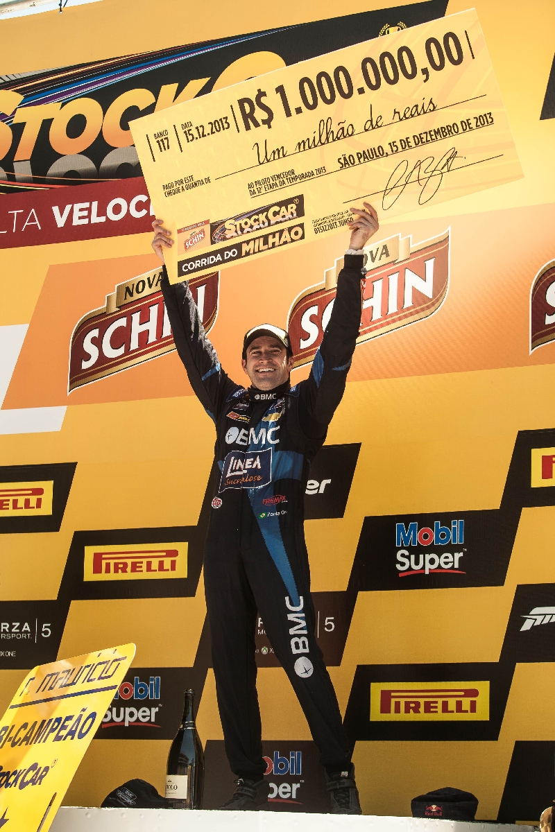 O paranaense Ricardo Zonta comemora a sua primeira vitória na Stock Car e o prêmio para o vencedor da Corrida do Milhão | Rodrigo Dionisio/ Frame/ Folhapress