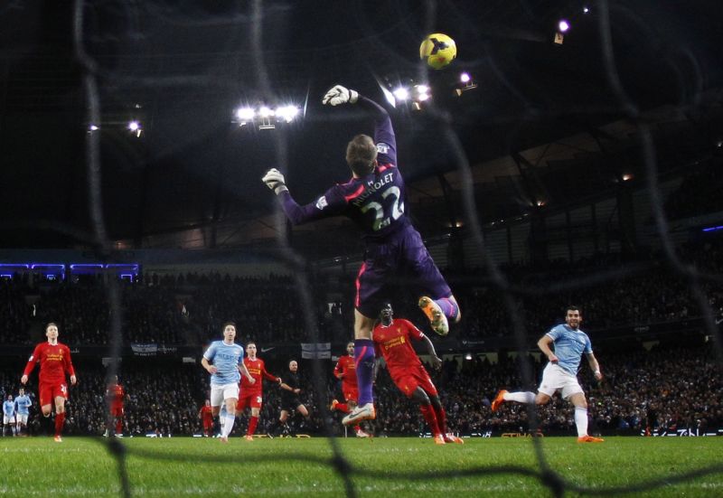 Goleiro belga Mignolet, do Liverpool, se atrapalha e coloca bola para dentro na finalização de Negredo | Phil Noble / Reuters