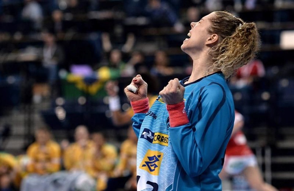 Brasil atropela potência Dinamarca e vai à decisão do Mundial A goleira brasileira Babi parou todas as tentativas de reação da Dinamarca na semifinal do Mundial de Handebol | Georgi Licovski / EFE