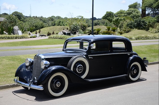Maio - Mercedes-Benz 290 1938- Esta luxuosa e confortável Mercedes é da coleção do empresário Constantino Fredolin Bäumle, 68 anos. Com design imponente, o motor seis cilindros gera 65 cv. A transmissão é manual de 3 velocidades |
