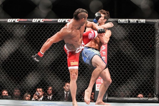 Victor Belfort finaliza com um chute o americano Rockhold, em evento do UFC em Santa Catarina |