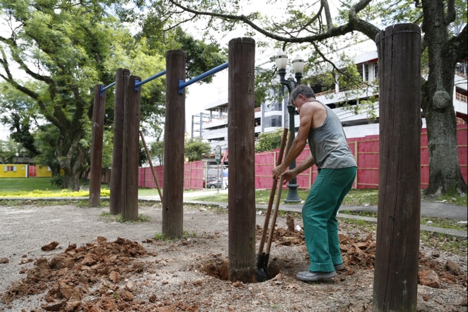 Praça Afonso Botelho, em frente à Arena da Baixada, em reforma para a Copa: R$ 6,5 milhões serão gastos nas obras | Henry Milléo/ Gazeta do Povo