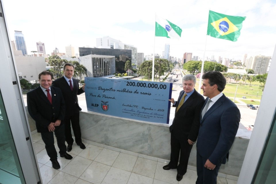 Cidades pobres vão receber a sobra de R$ 200 mi da Alep Governador Beto Richa recebe o cheque simbólico dos deputados | Nani GoisAlep