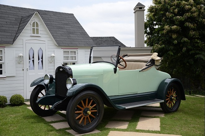 Março - Chevrolet Roadster 1923- A relíquia de dois lugares e rodas com aro de madeira do médico Luiz Grocoske, 75 anos, é o mais antiga desta edição. Vem equipada com propulsor de 21 cv e transmissão de 3 marchas. Alcança 40 km/h de velocidade máxima |