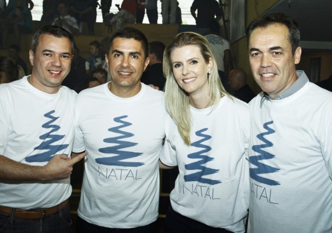 Os repórteres e apresentadores da RPC TV Wilson Soller, Jasson Goulart, Thays Beleze e Sandro Dal Piccolo marcaram presença no evento Som de Natal Um Show de Solidariedade, realizado pela emissora no último sábado na Praça Oswaldo Cruz | Euricles Macedo