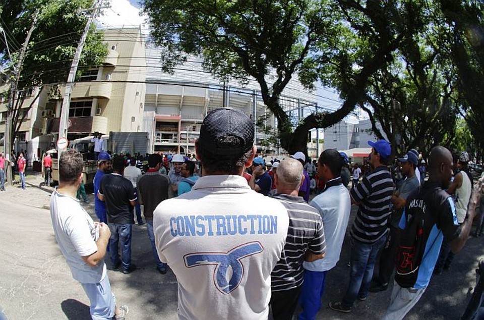 Cerca de 300 operários cruzaram os braços na Arena da Baixada na última sexta-feira | Daniel Castellano / Gazeta do Povo