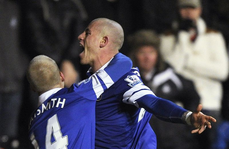 Ross Barkley comemora o gol da vitória do Everton sobre o Swansea neste domingo no País de Gales | Rebecca Naden / Reuters