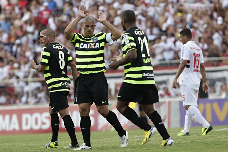 Alex comemora com Luccas Claro, autor do gol do Coxa contra o São Paulo | Felipe Rosa / Tribuna