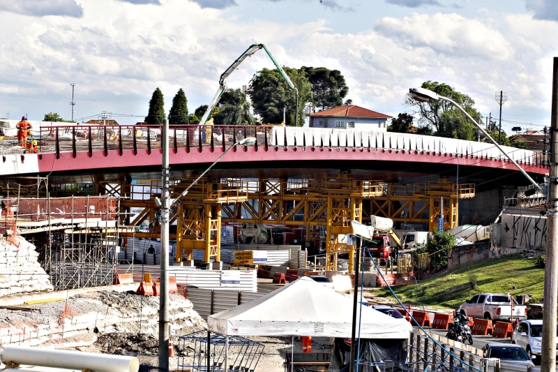 Passo seguinte será a instalação dos estais, cabos de aço que darão uma cara futurística à obra milionária executada em Curitiba | André Rodrigues/ Gazeta do Povo