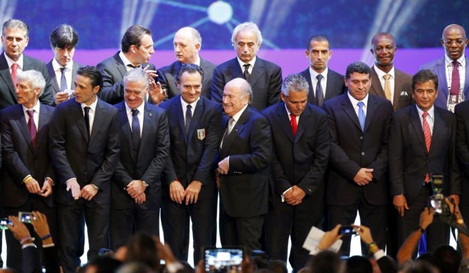 O presidente da FIFA Sepp Blatter (no centro, embaixo) posa para foto com técnicos de seleções que participarão do campeonato mundial | REUTERS/Sergio Moraes