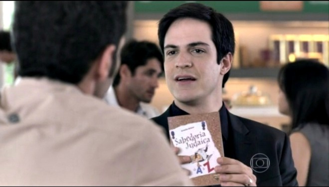 O vilão de Mateus Solano, Félix, presenteou Pérsio (Mouhamed Harfouch) com Sabedoria Judaica, de Arnaldo Niskier |