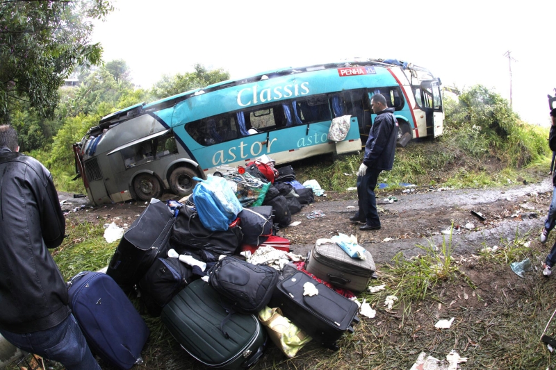 Ônibus saiu de Curitiba às 20h15 de sábado em direção ao Rio e capotou às 2h05 já no estado de São Paulo | Mario Angelo/Folhapress