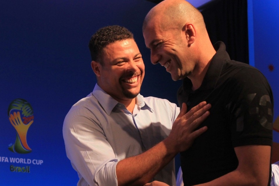 Craques: Ronaldo cumprimenta o francês Zidane | Marcelo Sayão/ EFE