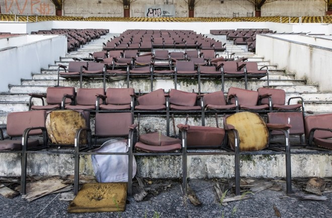 Área nobre da arquibancada não resistiu à falta de manutenção e os cinco anos de abandono | 