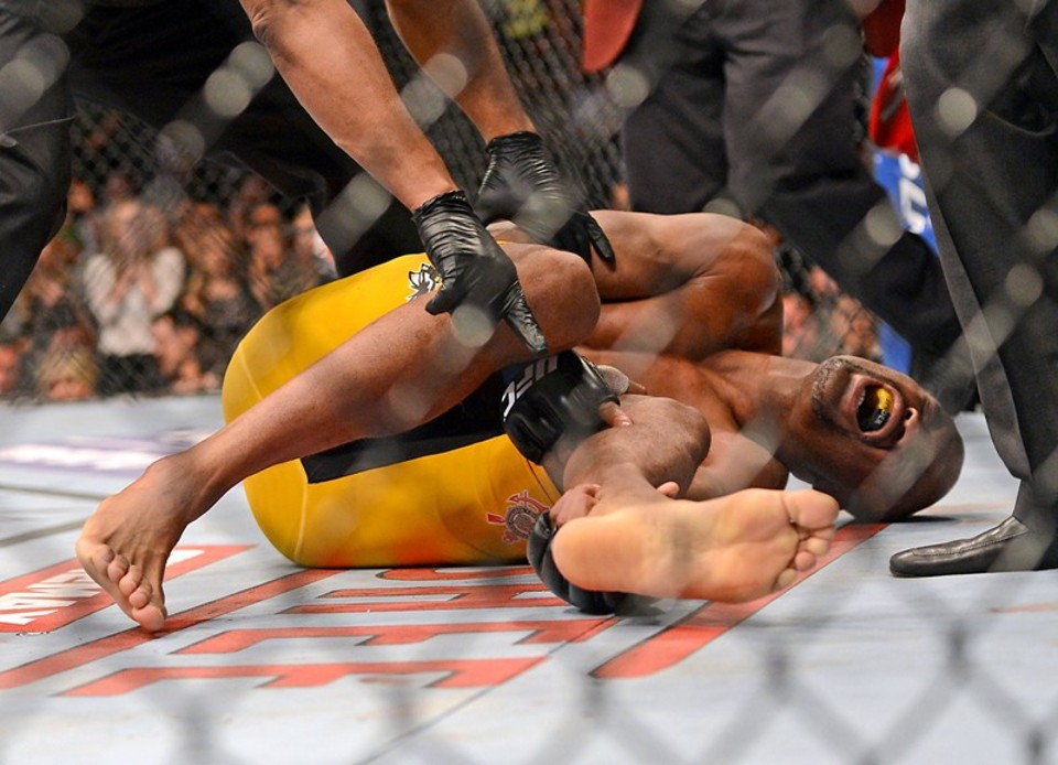 Anderson Silva no chão do octógono após sofrer a fratura na perna esquerda que causou sua derrota para Chris Weidman | Jayne Kamin-Oncea / USA Today Sports