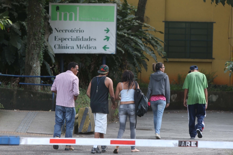 Parentes em busca de informações no IML de São Paulo: tragédia às vésperas do Natal | Marcos Bezerra/Futura Press