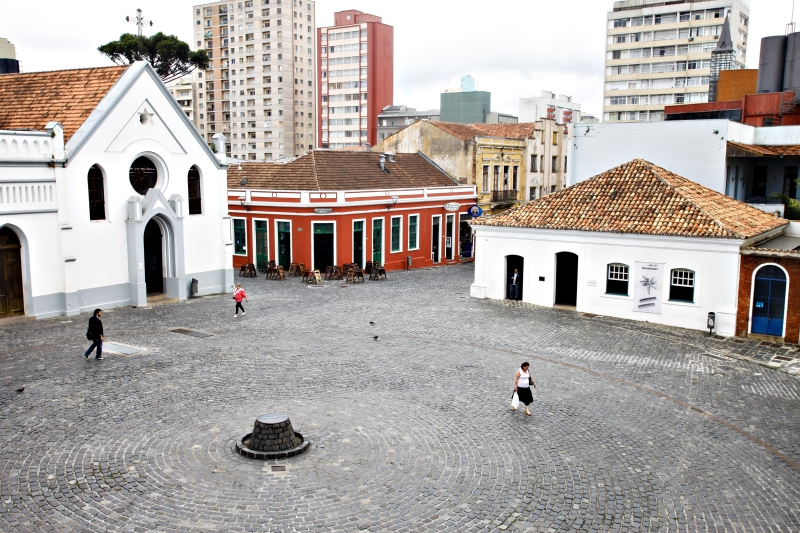 Ao lado da Igreja da Ordem, no Centro histórico de Curitiba, a Casa Romário Martins tem lugar: ao que consta, espaço foi construído no século 18 | André Rodrigues/ Gazeta do Povo
