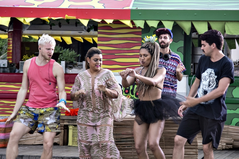 Preta Gil, uma das juradas de Batalha de Quiosques, se diverte com os integrantes da Banda Uó | Divulgação