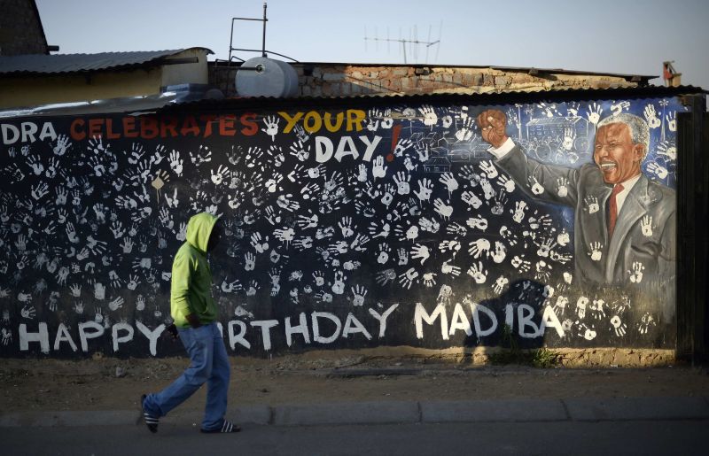 Mural criado na casa em que Mandela viveu nos anos 1940, na região de Alexandria, em Johannesburgo | Dylan Martinez/Reuters