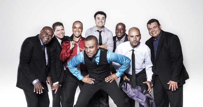 O grupo de pagode nacional Só Pra Contrariar, liderado pelo cantor Alexandre Pires, se apresenta com formação clássica |