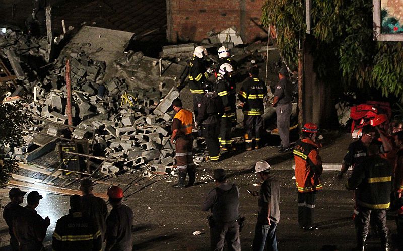 Bombeiros procuram vítimas entre os escombros do prédio que desabou em Guarulhos (SP) | Edison Temoteo/Futura Press/Folhapress