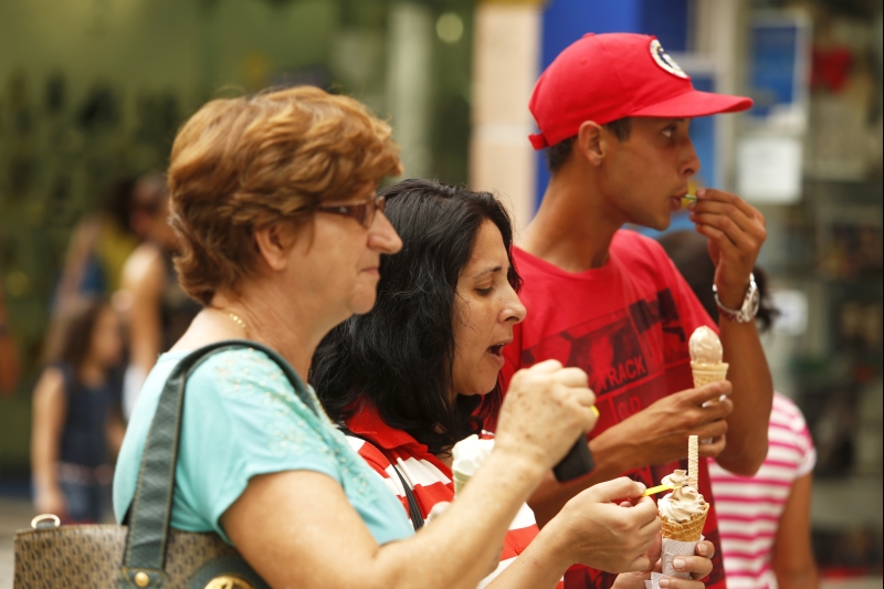 Calor dos últimos dias fez os curitibanos abusarem do sorvete | Marcelo Andrade/Gazeta do Povo