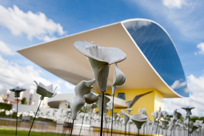 Mais de quatro mil flores de cerâmica formaram um amplo jardim em frente ao MON | Bruno Covello/Gazeta do Povo