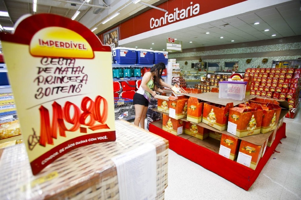 Ceia de Natal sobe 8,7% em Curitiba Produtos natalinos em supermercado: aumento da farinha de trigo influenciou vários outros itens | Andre Rodrigues/ Gazeta do Povo