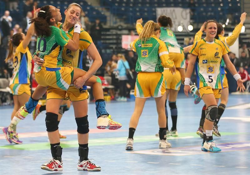Comemoração das jogadoras da seleção brasileira após vitória sobre a Dinamarca que valeu vaga na decisão do Mundial | Koca Sulejmanovic / EFE