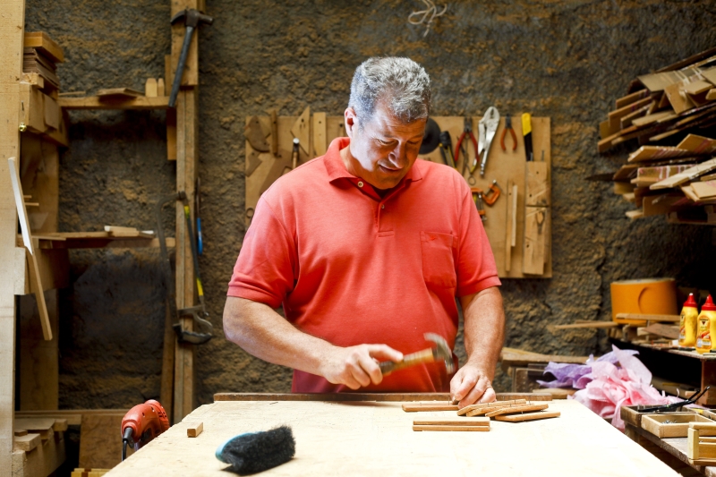 Nilo Pergoraro faz casinhas de boneca na oficina: Os olhos das crianças brilham | André Rodrigues/Gazeta do Povo