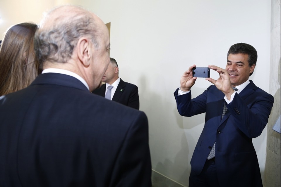 Richa faz homenagens e se aproxima de Alvaro e Pessuti Richa fotografa Serra: governador nega que evento foi político | Henry Milleo/ Gazeta do Povo
